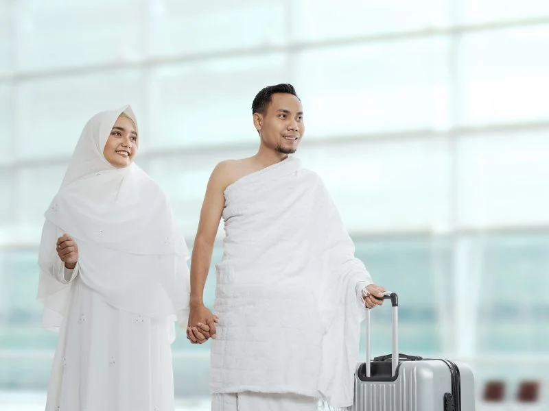 معتمرون مع حقائبهم في المطار