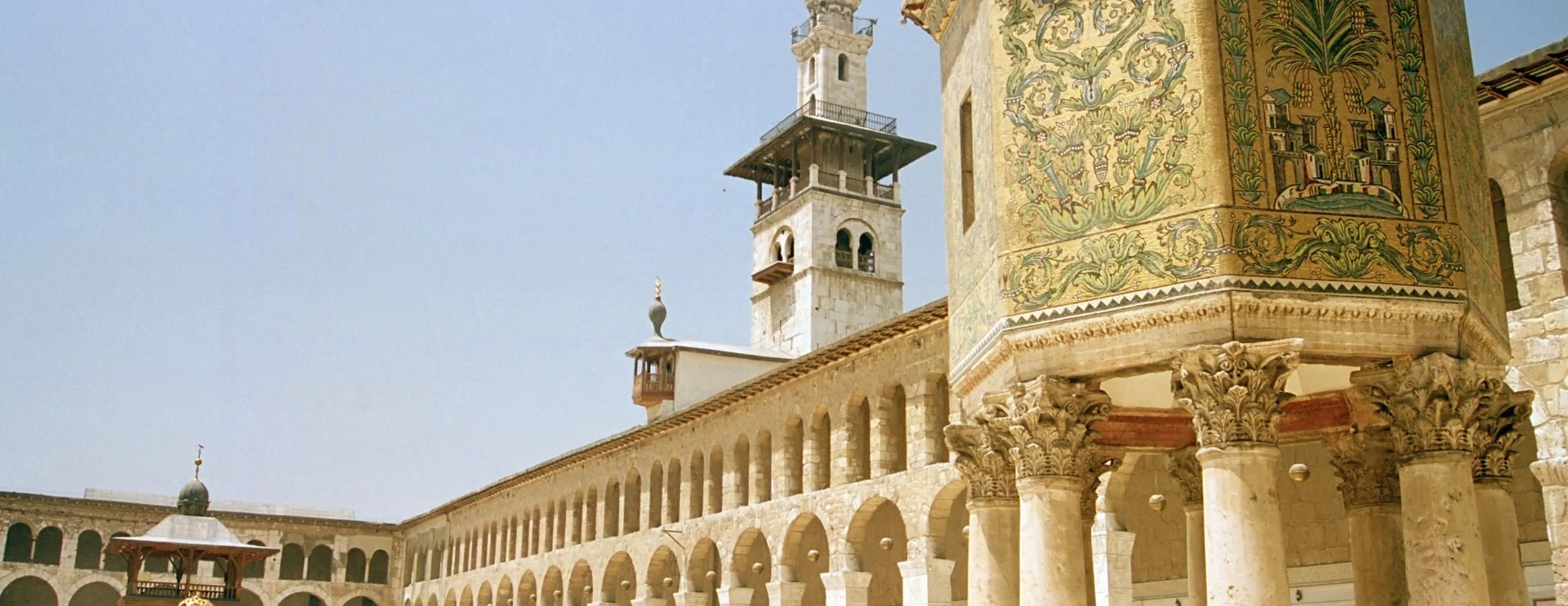 فسيفساء ذهبية وعمارة باحة الجامع الأموي في دمشق