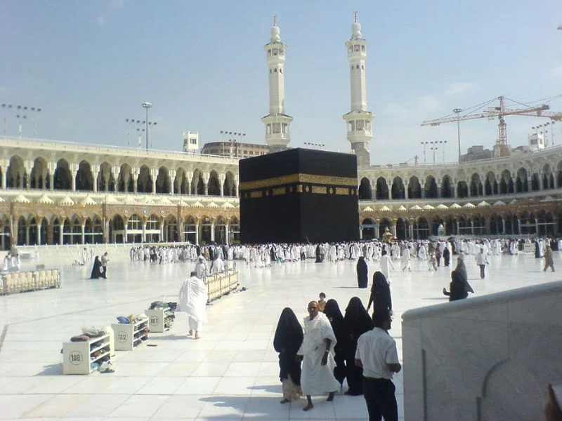 معتمرون في ساحة المسجد الحرام